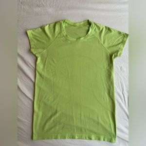 Lululemon women’s size 8 t shirt! Great condition! Great matietal! Light green